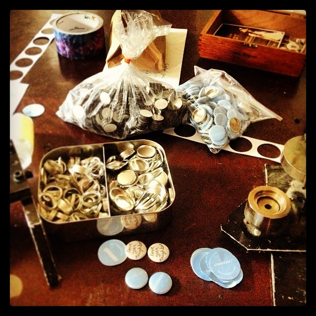 buttons fo lyfe w/ @sereedmedia :) #DIY #ventura #craftcation