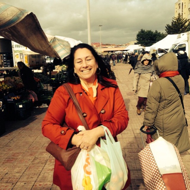 omg. my dad just emailed this pic of my mom at a farmer's market in Italy! it is too precious not to post.